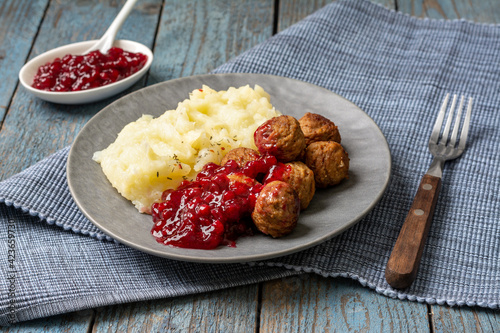 Foto Swedish meatballs with mashed potatoes and lingonberry jam closeup