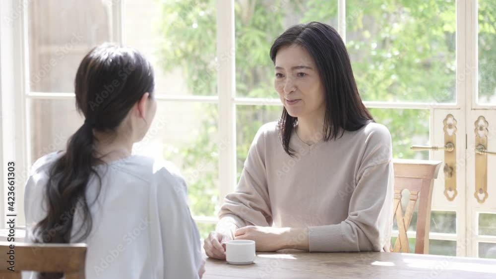家で話す笑顔の女性たち 家で話す笑顔の女性たち
