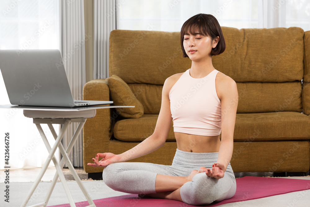 瞑想する女性 瞑想する女性