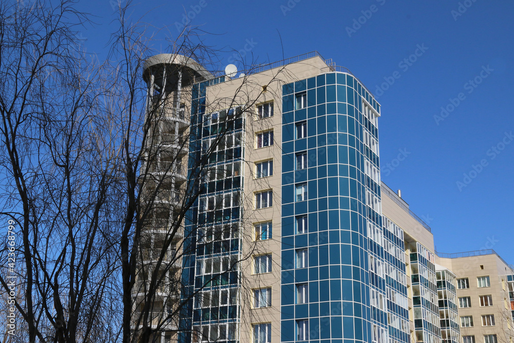 Fototapeta premium A beautiful modern multi-storey residential building. 