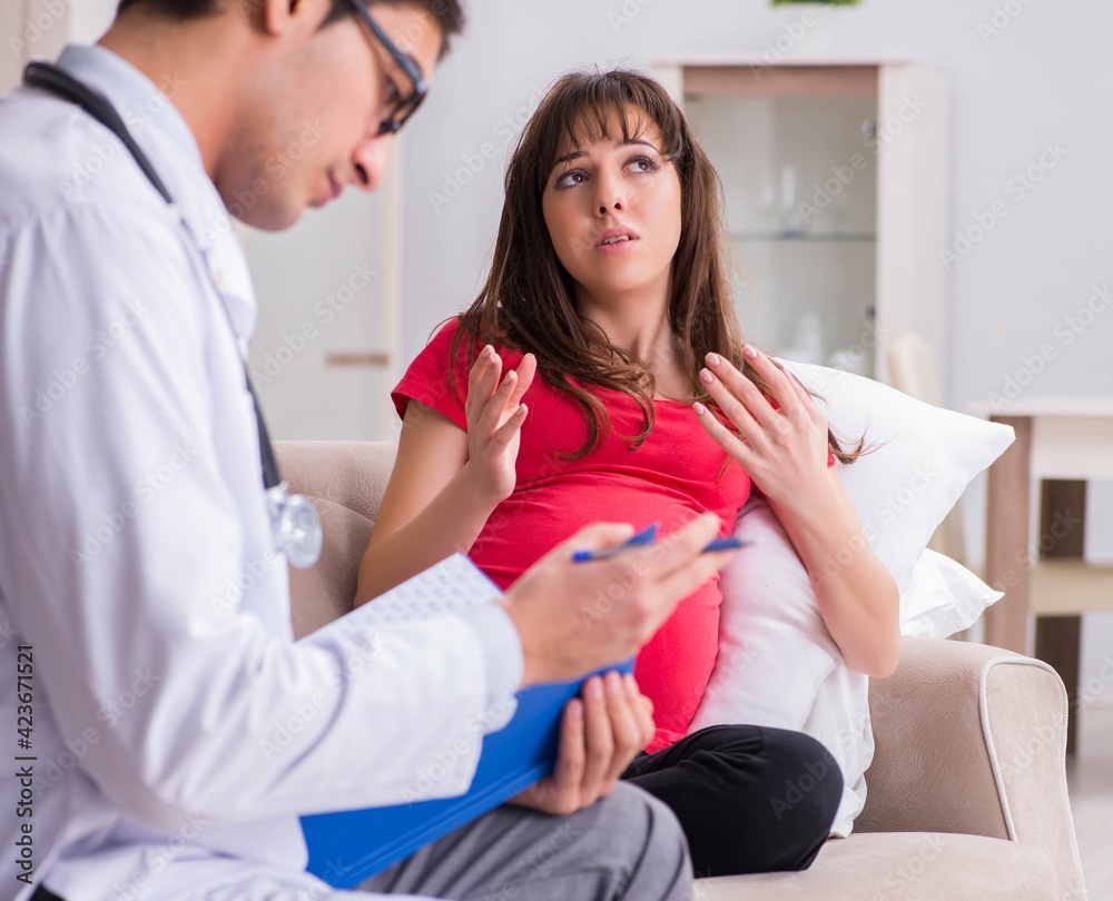 Obraz premium Pregnant woman patient visiting doctor for regular check-up