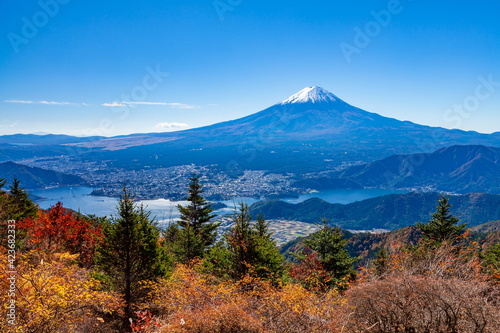 新道峠から眺める富士山と河口湖 山梨県富士河口湖町にて