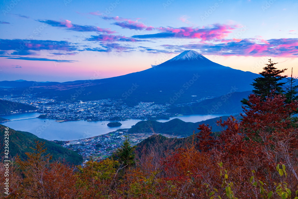Fototapeta premium 新道峠から眺める富士山と河口湖 山梨県富士河口湖町にて