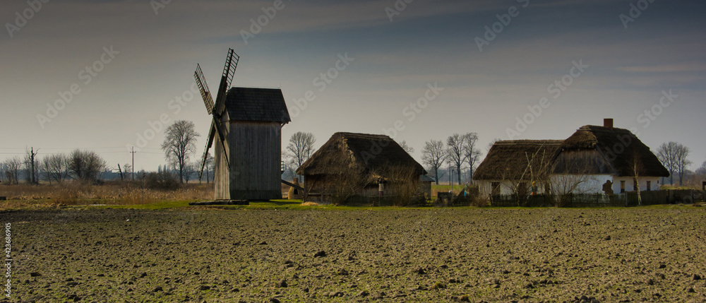 Fototapeta premium Stara sielska wieś. Zagroda z młynem. 