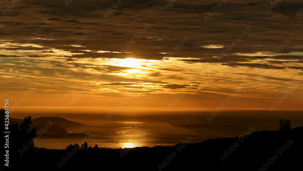 Fototapeta premium Beautiful and colorful sunset over the sea