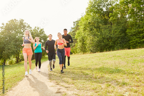 Junge Leute trainieren Ausdauer beim Jogging