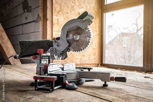 circular miter saw