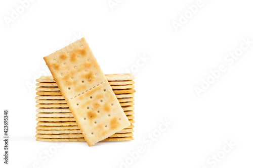 Galletas saladas sobre un fondo blanco liso y aislado. Vista de frente. Copy space photo