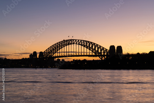 Fototapeta Naklejka Na Ścianę i Meble -  Silhouette of Sydney Harbour Bridge at dawn.
