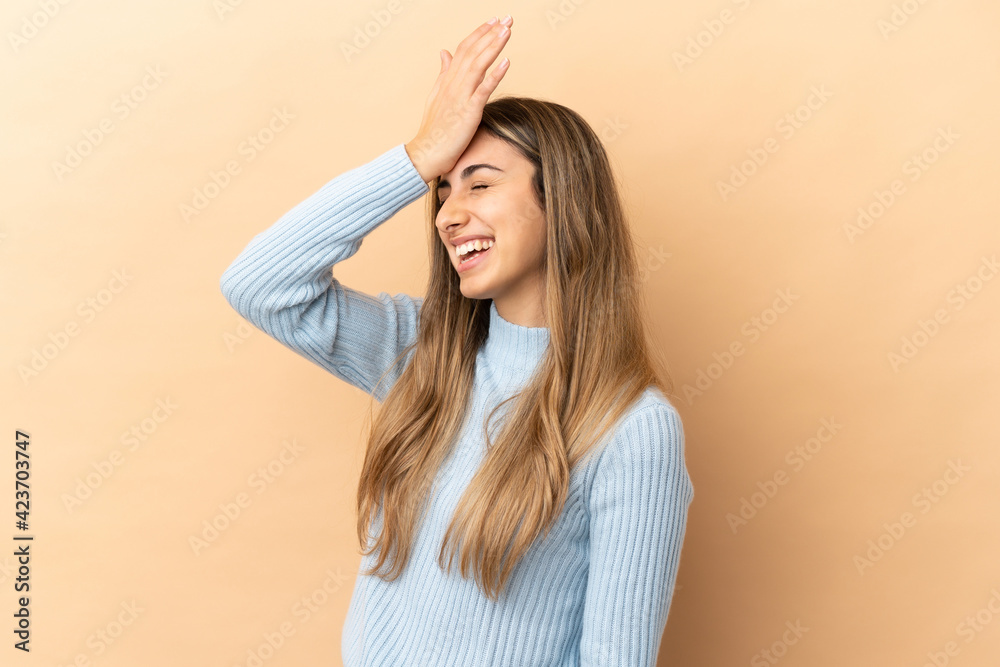 Young caucasian woman isolated on beige background has realized something and intending the solution