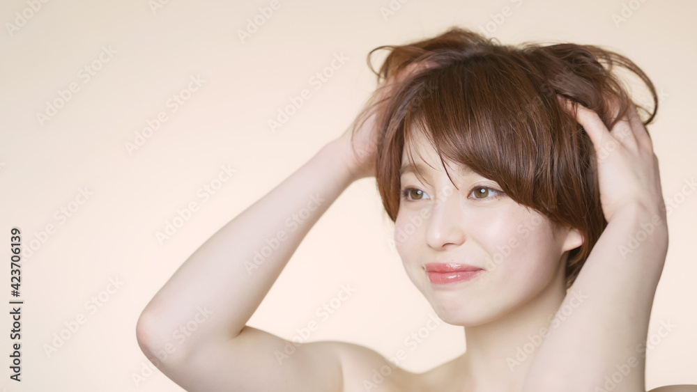 髪をくしゃくしゃにするショートヘアの女性 ヘアケアイメージ 髪をくしゃくしゃにするショートヘアの女性 ヘアケアイメージ