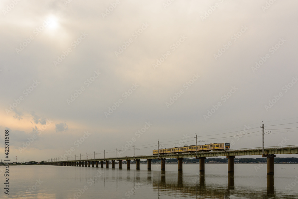 穏やかな水面に反射する鉄橋