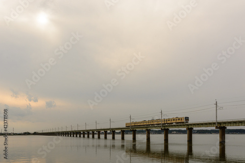 穏やかな水面に反射する鉄橋 © Hiroshi Tsuchiya