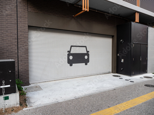 車のアイコンが描かれた駐車場のシャッター