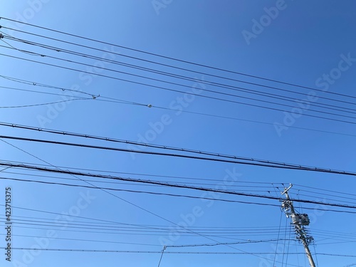 空に巡る電線