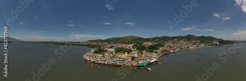 Fotografia aérea da Ilhas das Caieiras, bairro tradicional de pescadores e polo gastronômico da culinária capixaba, Vitória, Espírito Santo, Brasil.