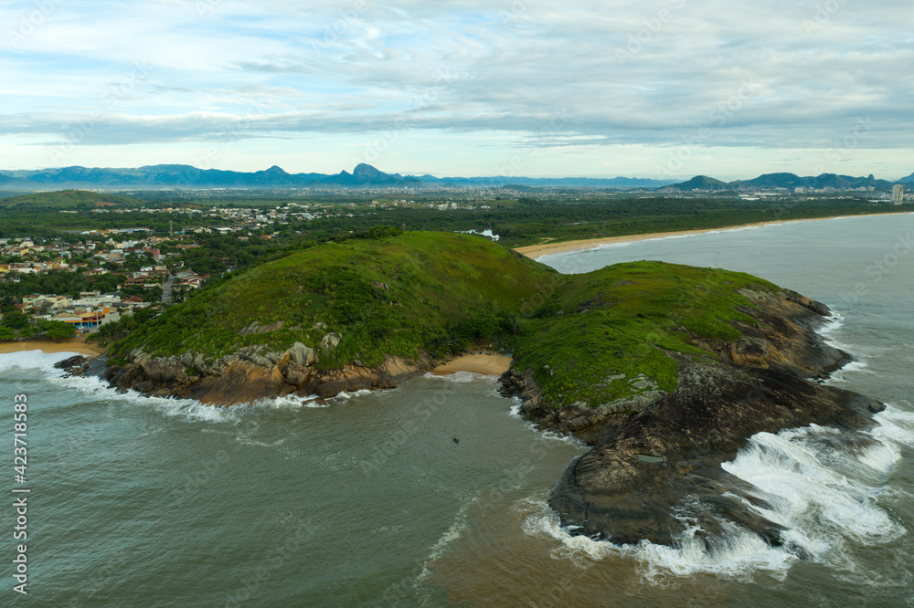 Fotografia aérea da Praia da Concha e Morro da Concha na Barra do Jucu em Vila Velha, Espírito Santo, Brasil.