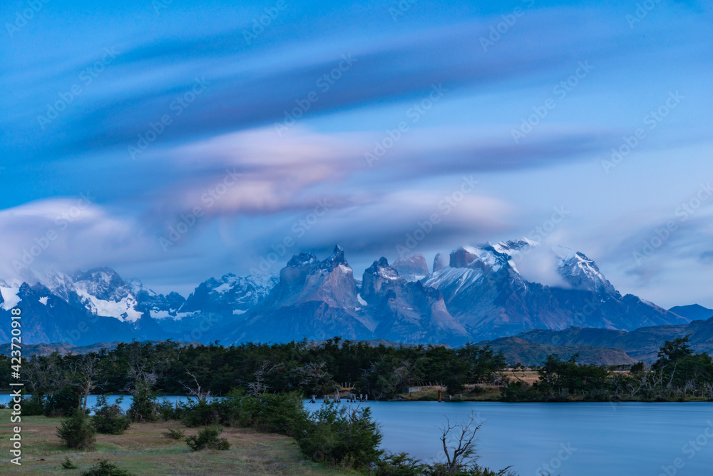 Parque Nacional de Torres del Paine, Chile ao amanhecer. Em primeiro plano o rio Serrano.  