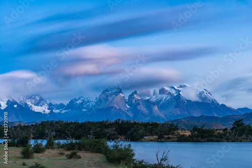 Parque Nacional de Torres del Paine  Chile ao amanhecer. Em primeiro plano o rio Serrano.  