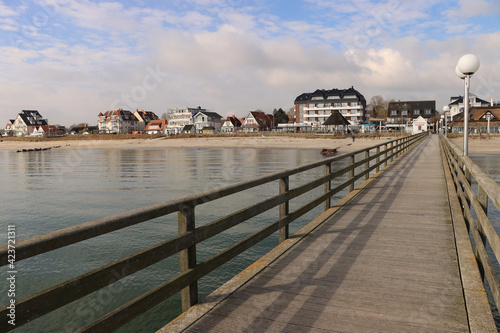 Fototapeta Naklejka Na Ścianę i Meble -  Ostseeheilbad Haffkrug; Seebrücke, Strand und Uferpromenade