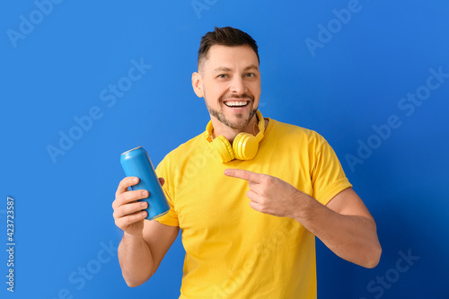 Handsome man with soda on c...