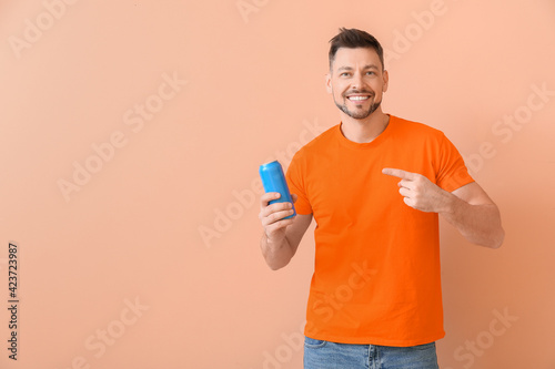 Handsome man with soda on c...