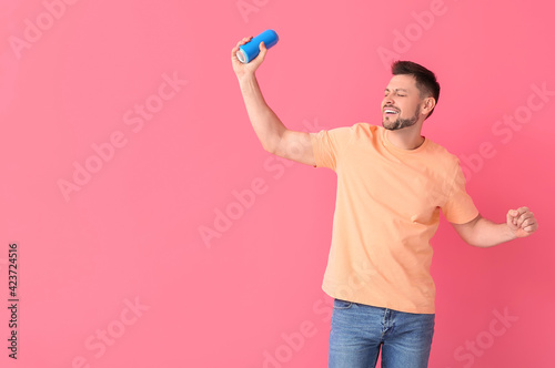 Handsome man with soda on c...