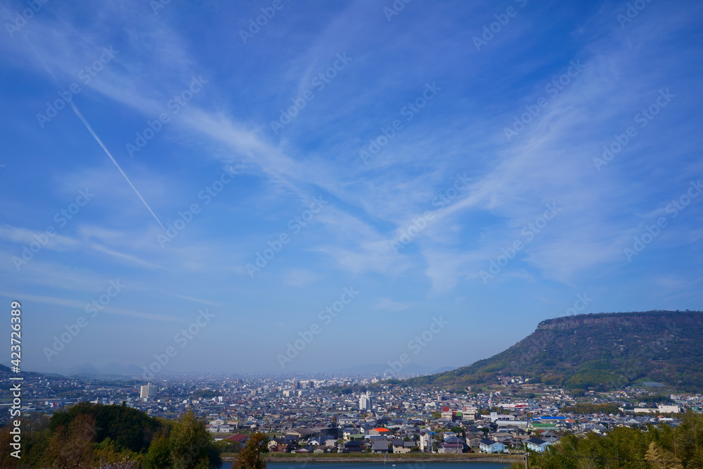 香川県高松市街並み　屋島　飛行機雲