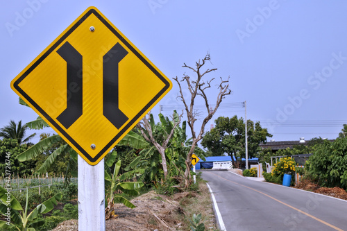 The sign warns of a narrow bridge to slow down the vehicle and beware of the dangers of a vehicle that will run in opposite directions