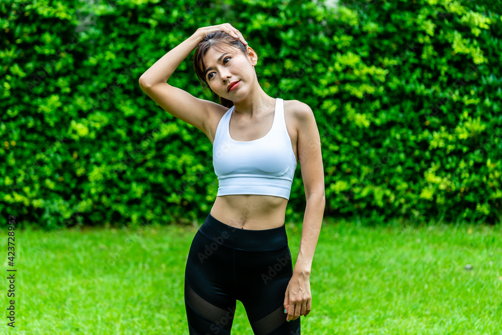 Asian woman wearing tight exercise clothes are doing exercises Asian woman wearing tight exercise clothes are doing exercises