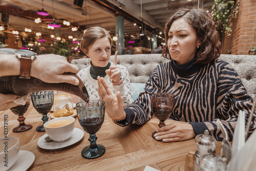 Fotografía The woman shows prudence and refrains from excessive alcohol consumption, with a