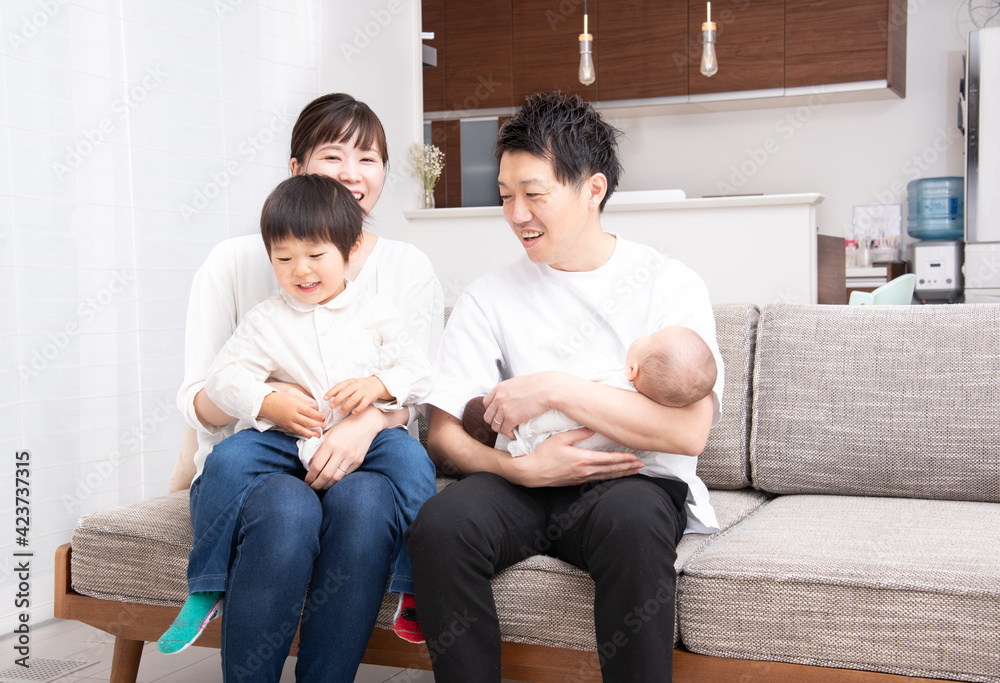 赤ちゃんのいる仲良し家族 赤ちゃんのいる仲良し家族