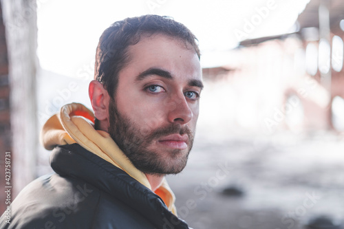 Tableau sur toile mirada triste de chico joven en fabrica abandonada