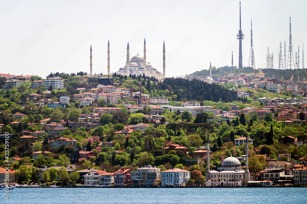 Fototapeta premium View from the Bosphorus to the largest mosque in Turkey, Grand Camlıca Mosque, and the Camlıca TRT Television Tower in Uskudar district of Istanbul, Turkey.
