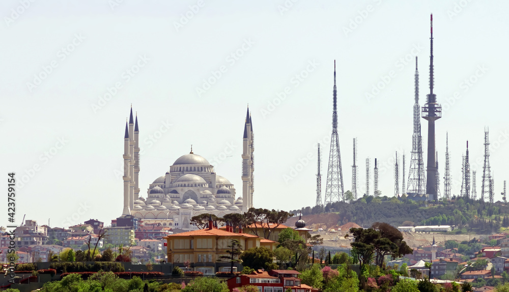 Obraz premium View of the largest mosque in Turkey, Grand Camlıca Mosque, and the Camlıca TRT Television Tower in Uskudar district of Istanbul, Turkey.