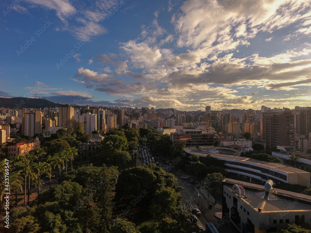 Belo Horizonte vista de cima da Praça da Liberdade em uma tarde de céu azul