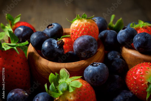 Fototapeta Naklejka Na Ścianę i Meble -  Strawberries and blueberries
