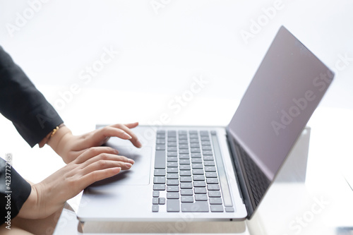 PC作業する女性の手元