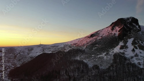 Coucher de soleil rose en hiver. Banne d'ordanche dans les monts du Sancy en Auvergne. 4K Images brutes. Paysage du Massif du Sancy dans la chaîne des Puys en France. Patrimoine mondial. photo