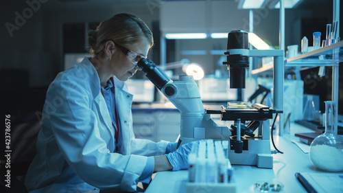 Tableau sur toile Medical Research Scientist Looks at Biological Samples Under Digital Microscope in Applied Science Laboratory