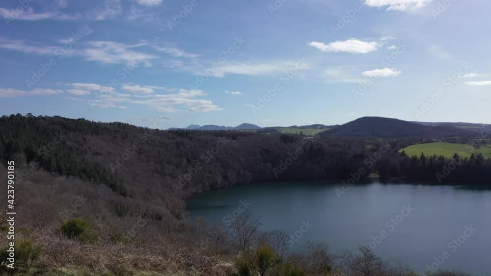 Gour de Tazenat avec vue sur le Puy de Dôme et la Chaine des Puys. Lac en Auvergne. 4K Images brutes. Paysage de campagne en France. Vallées et montagnes auvergnates. Destination touristique. Gour de Tazenat avec vue sur le Puy de Dôme et la Chaine des Puys. Lac en Auvergne. 4K Images brutes. Paysage de campagne en France. Vallées et montagnes auvergnates. Destination touristique.
