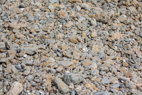 Piedras de la playa amontonadas como una alfombra rocosa