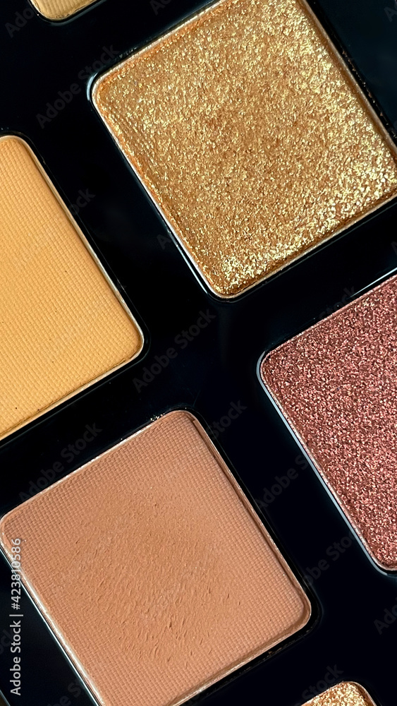 Fototapeta premium Closeup shot bronze eye shadows