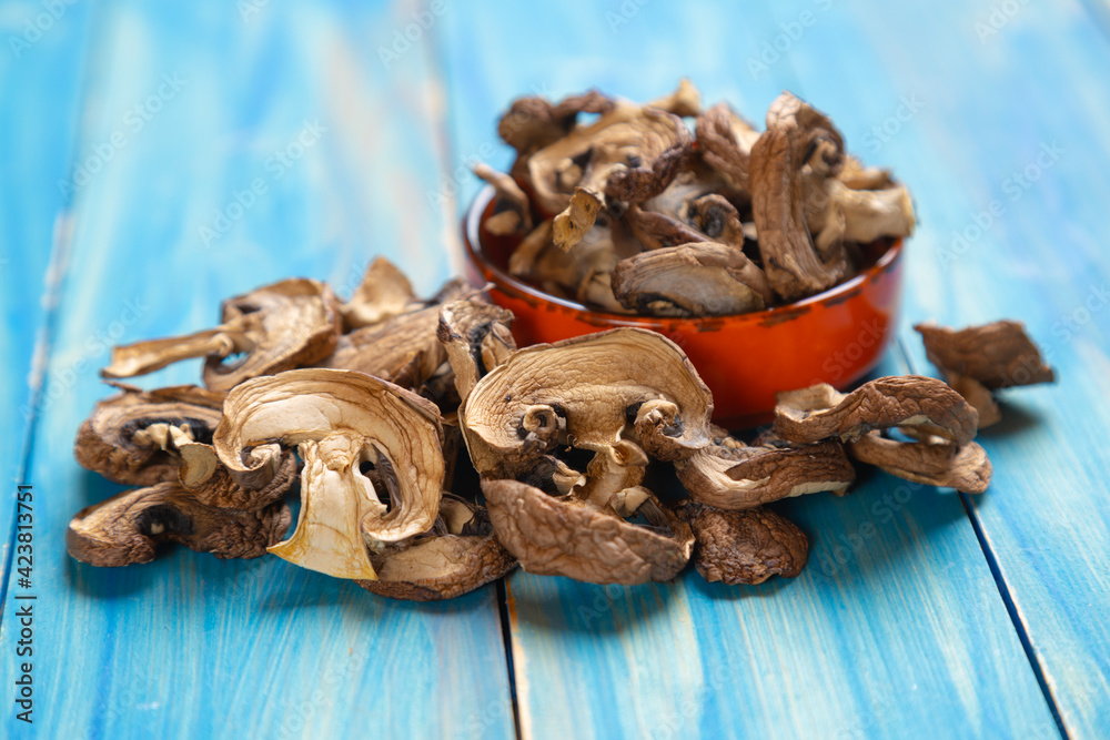 Obraz premium Dried button mushrooms, healthy food ingredient