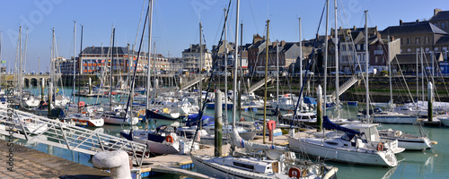 Panoramique vue sur le port de Saint-Valery-en-Caux ( 76460) depuis le Quai du Havre, dans le département de Seine-Maritime en région Normandie, France © didier salou