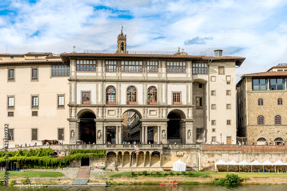 The Loggiato of the Uffizi, a semi-enclosed courtyard between the two galleries of the Uffizi Gallery, with niches and statues, facing the river Arno, seen from via de' Bardi, Florence, Tuscany, Italy