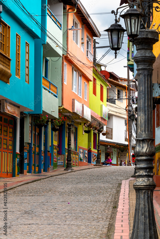 Fototapeta premium Caminando por Guatapé en Antioquia