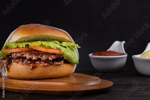 Hambúrguer de linguiça toscana com molho barbecue e salada
