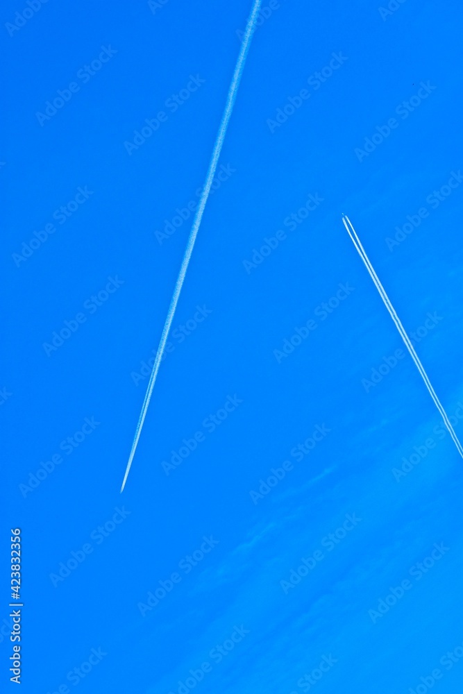 Flugzeuge mit Kondensstreifen Flugzeuge mit Kondensstreifen