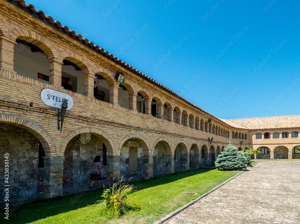 Edificio de ladrillo con arcos carpaneles que mira hacia el patio de armas de la ciudadela de Jaca, España
